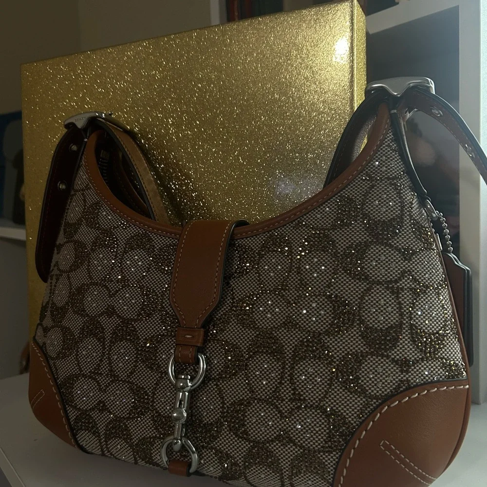 Hamptons Hobo Bag
In Crystal Signature Jacquard - Picture 3 of 12